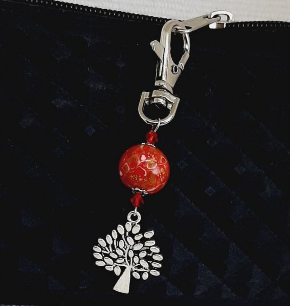 portachiavi in argento con simbolo dell'albero della vita e perla fatta a mano in rosso brillante e oro