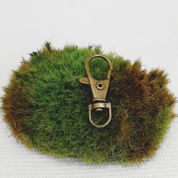 medaglia portachiavi duo di uccelli color bronzo e perla con motivo floreale verde e vino multicolore