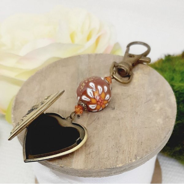 anello portachiavi pedante con foto e perla in argilla polimerica marrone e fioriera bianca 