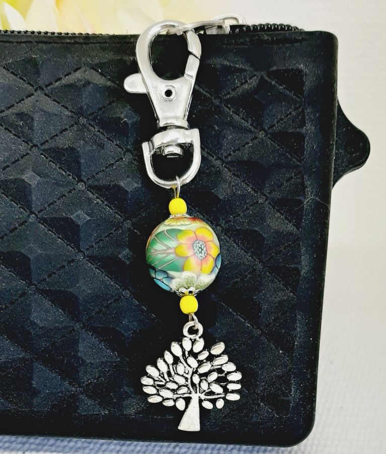 portachiavi in argento con simbolo dell'albero della vita e perla multicolore fatta a mano
