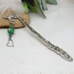 marque page argenté pendentif coeur avec perle vert et bleu marine ornée de perles cristal véritable