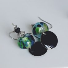 orecchini di design verdi e neri per orecchie forate fatti a mano