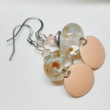 orecchini di design color nudo con perle di vetro uniche e lavorate a mano