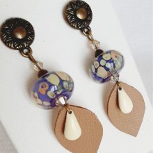 orecchini a goccia di design con perle di vetro fatte a mano e foglia di pelle con perle di vetro fatte a mano