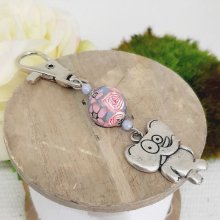 portachiavi in argento con umorismo di elefante stilizzato e perla rosa e viola fatta a mano