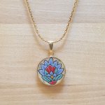 Collana con ciondolo a forma di fiore orientale blu illuminato