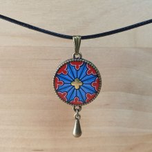 Collana con ciondolo a rosetta gotica su cordoncino di cotone cerato