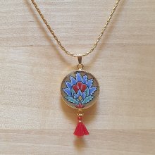 Collana con ciondolo a forma di fiore orientale blu illuminato