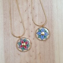 Collana con fiori rosa o blu su catena d'oro