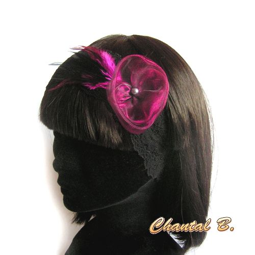 Fascia per capelli in pizzo nero con fiore in organza e piume fucsia realizzata a mano