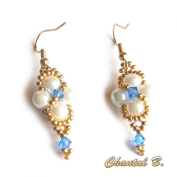 Boucles d'oreilles cristal swarovski bleu saphir perles blanches et or soir&eacute;e mariage c&eacute;r&eacute;monie plaqu&eacute; or