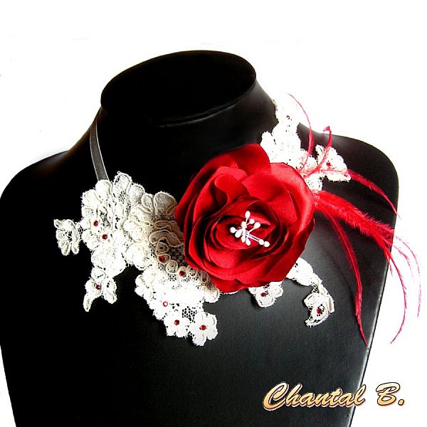 collana da sposa in pizzo avorio e raso rosso con fiori e piume 