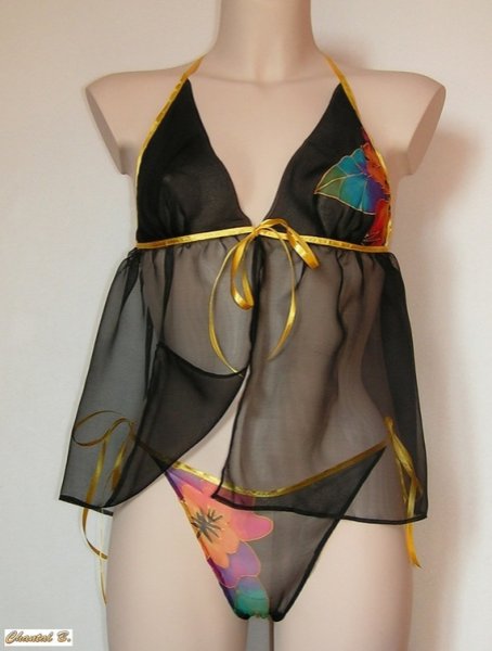 Set di lingerie Caelia in chiffon di seta nero e perizoma a fiori multicolore