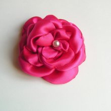 fiore di raso rosa fucsia e perla fatto a mano per accessorio da sposa