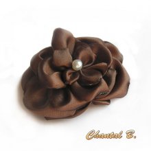 fiore di raso cioccolato e perla fatto a mano per accessorio matrimonio
