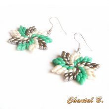 orecchini originali con perle di vetro bianche, verdi e grigie