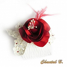 Peigne à cheveux mariage fleur de satin rouge plumes dentelle ivoire