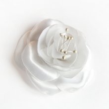 fiore di raso bianco e pistilli fatti a mano per accessorio da matrimonio