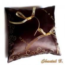 cuscino nuziale in cioccolato con arabeschi dorati e cristalli