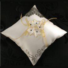 cuscino portafedi in raso avorio con pizzo oro e fiori di seta