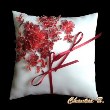 cuscino da sposa con pizzo di raso bianco, fiori rossi e strass