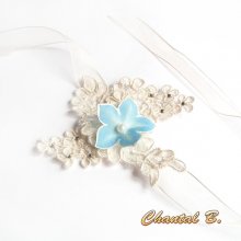 Bracciale in pizzo avorio con fiore di seta blu e strass per matrimonio