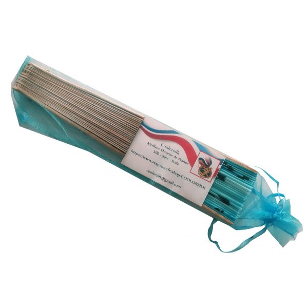 Un bellissimo ventaglio di seta disegnato e dipinto a mano per un giorno perfetto all'insegna dell'amore