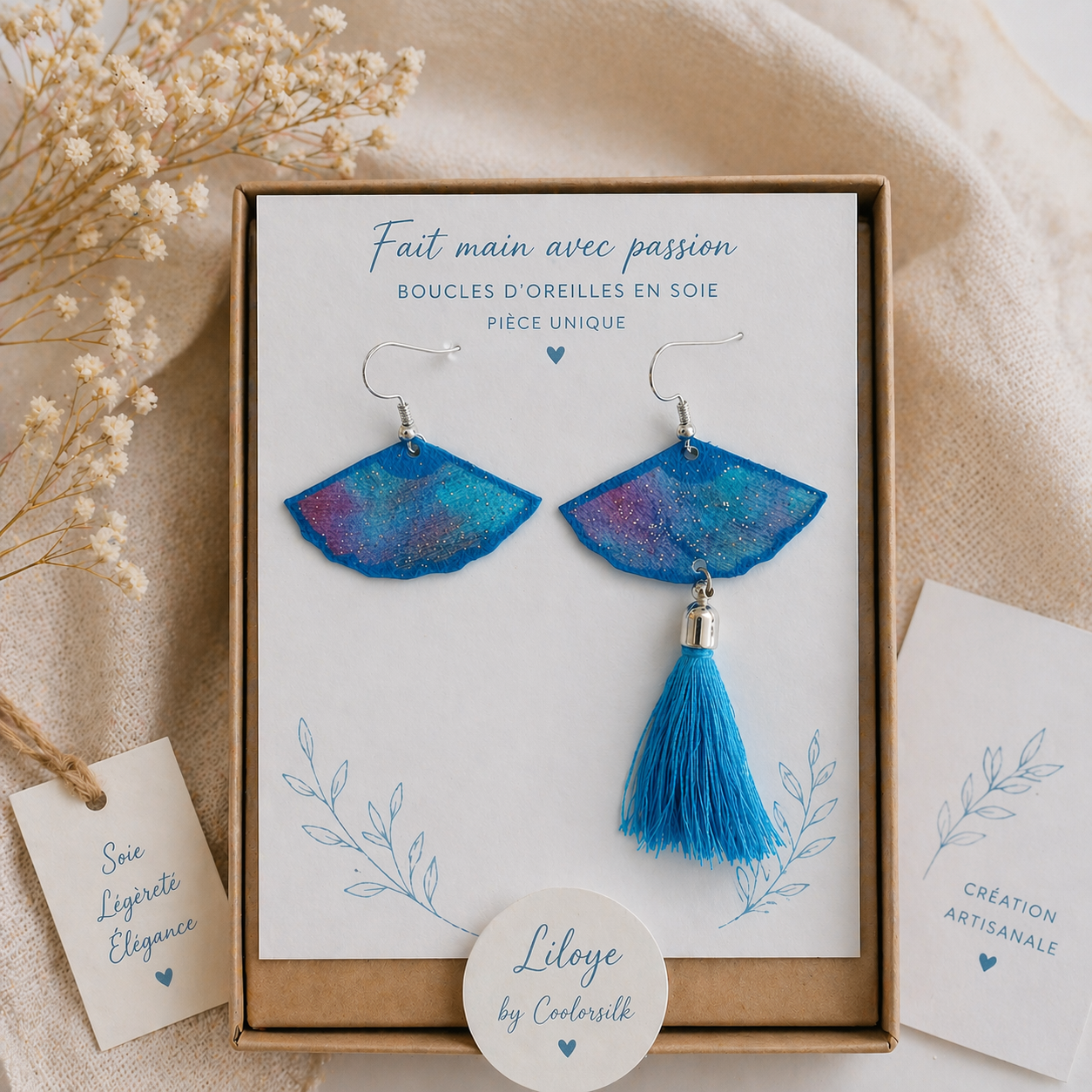 Boucles d oreilles en soie recto verso avec pompon.