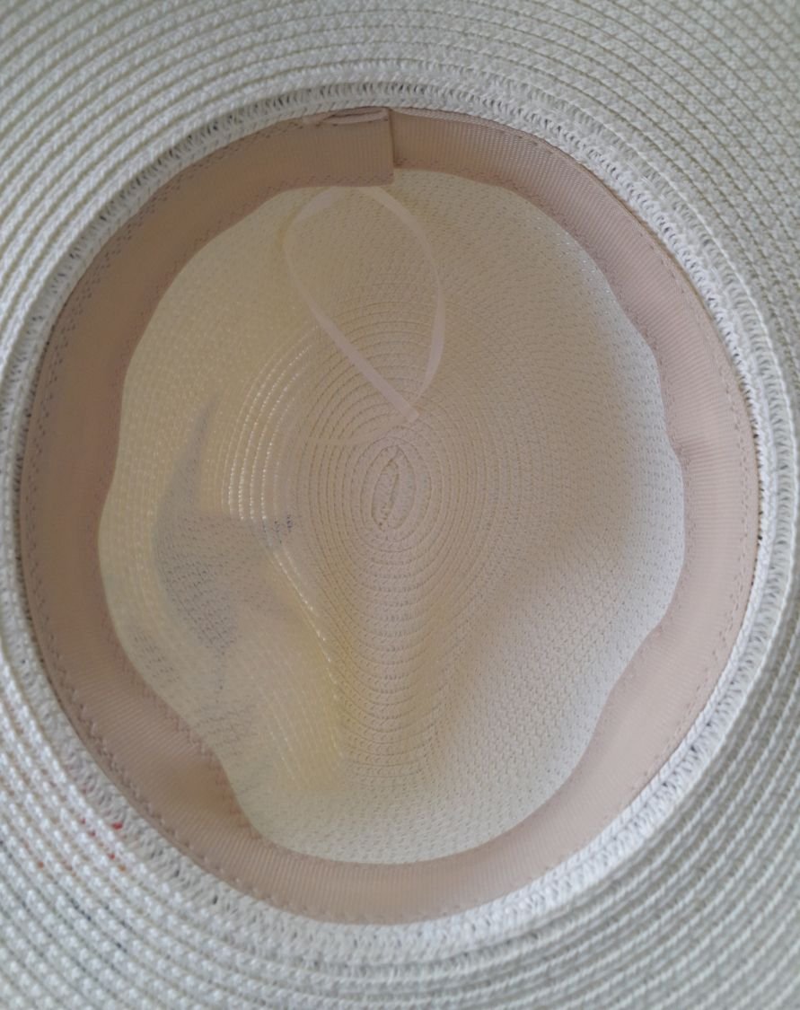 Un bel cappello Panama in paglia rivestita per una migliore protezione