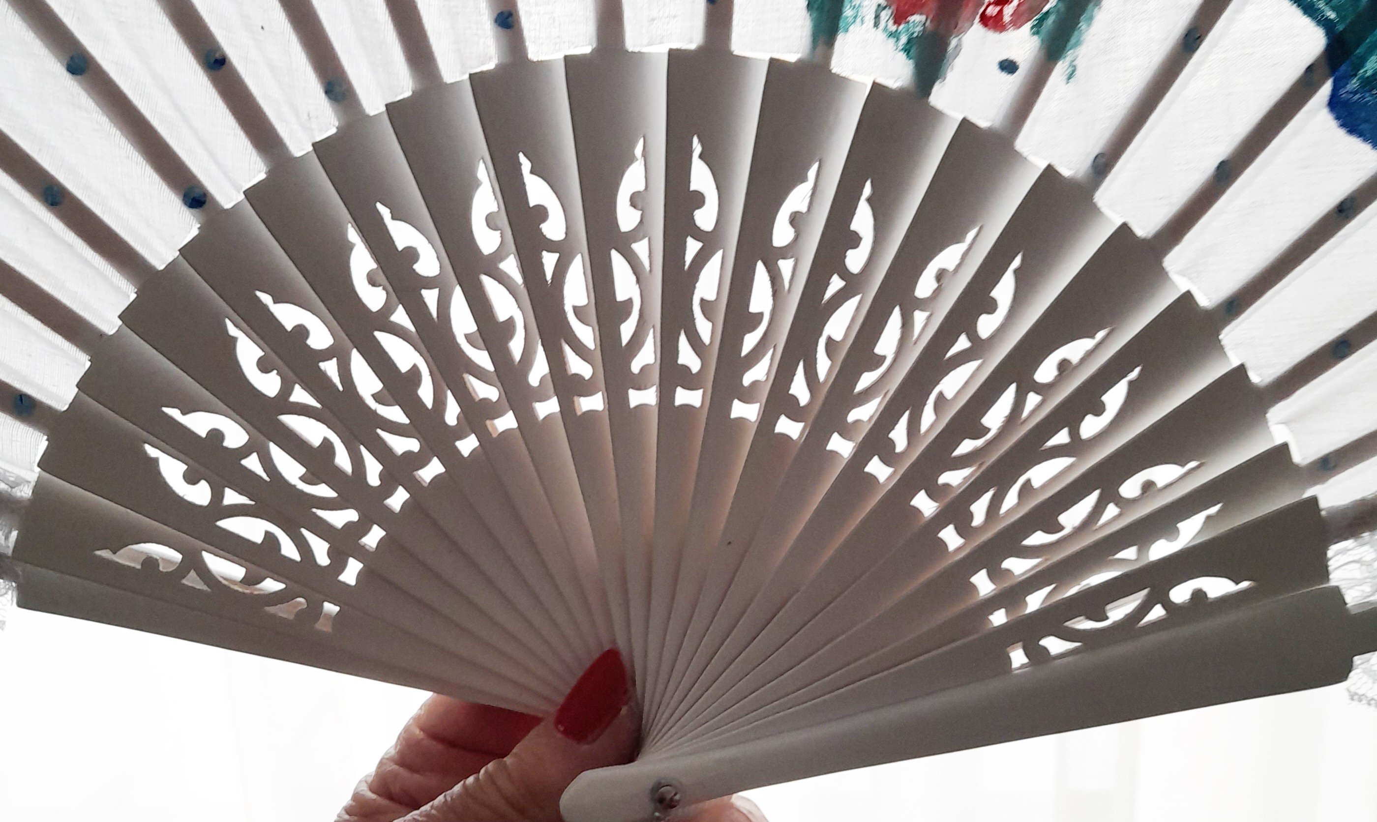 Un grand &eacute;ventail dessin&eacute; et peint &agrave; la main, un belle pi&egrave;ce customis&eacute;e d'une dentelle 