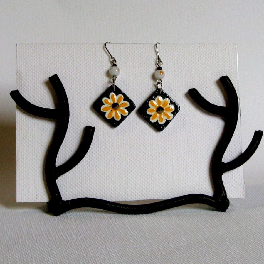 Boucles d'oreille pour Femme en Ardoise Emaillée d'une Fleur Jaune et Blanche, Création Artisanale