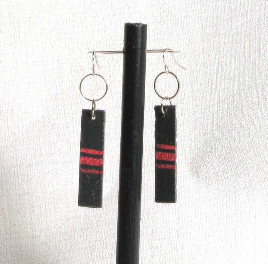 boucles d'oreille longues ardoise et email  rouge fait maison