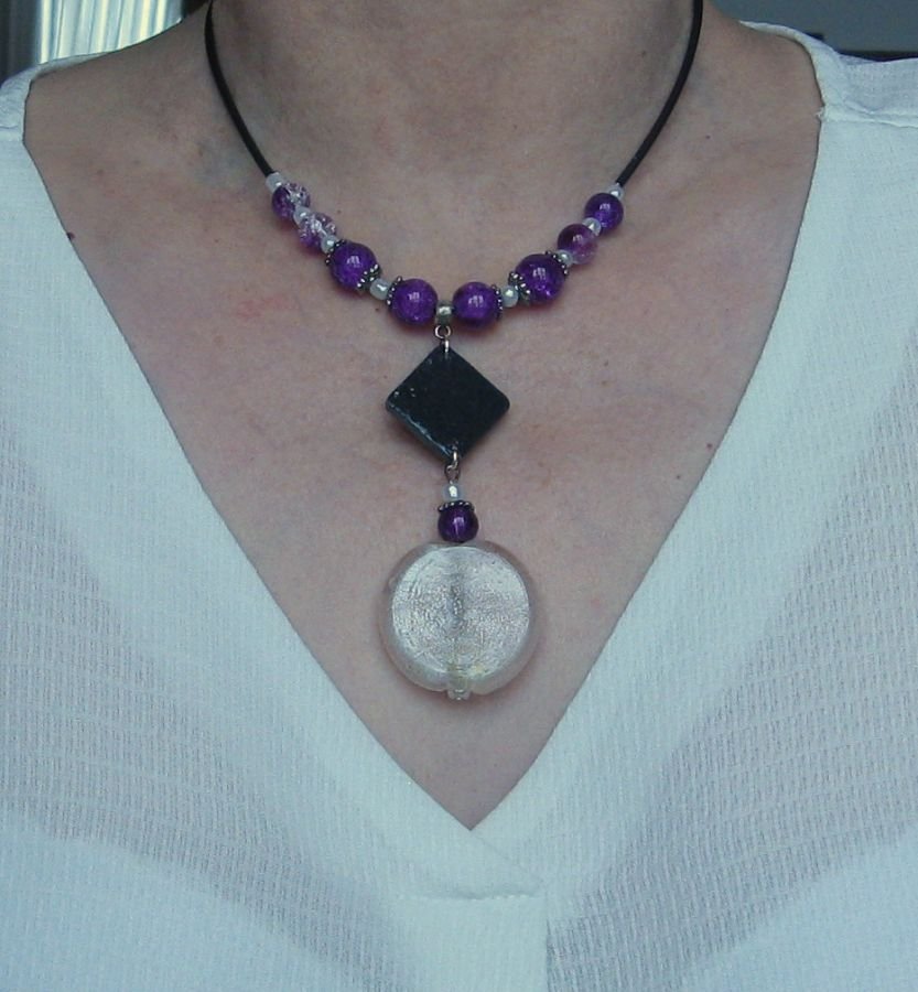 ccollier Pendentif verre blanc et ardoise montage pvc perles violettes