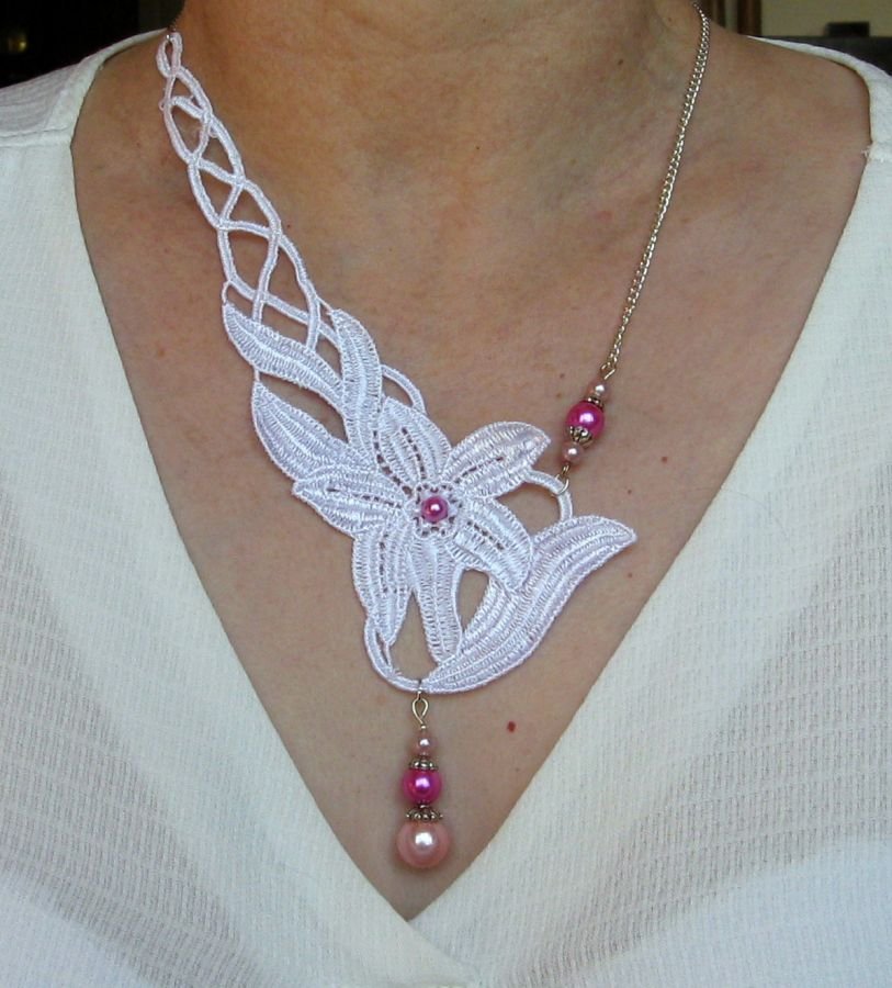 Collana asimmetrica in pizzo bianco e perle rosa per un matrimonio