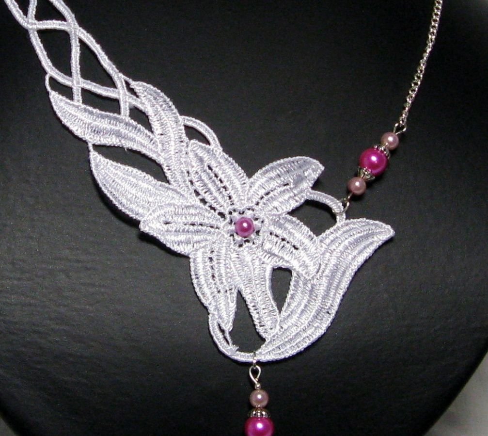 Collana asimmetrica in pizzo bianco e perle rosa per un matrimonio