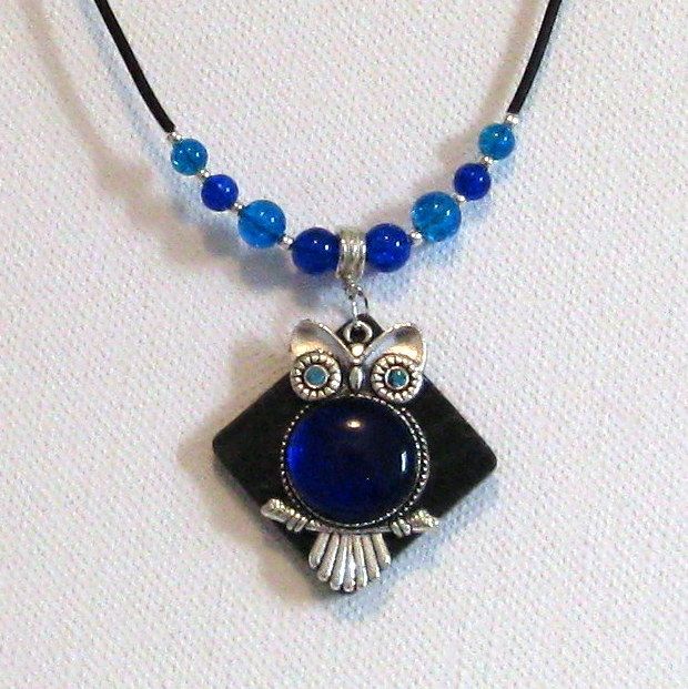 collier pendentif grosse chouette bleu roi sur ardoise sur silicone noir