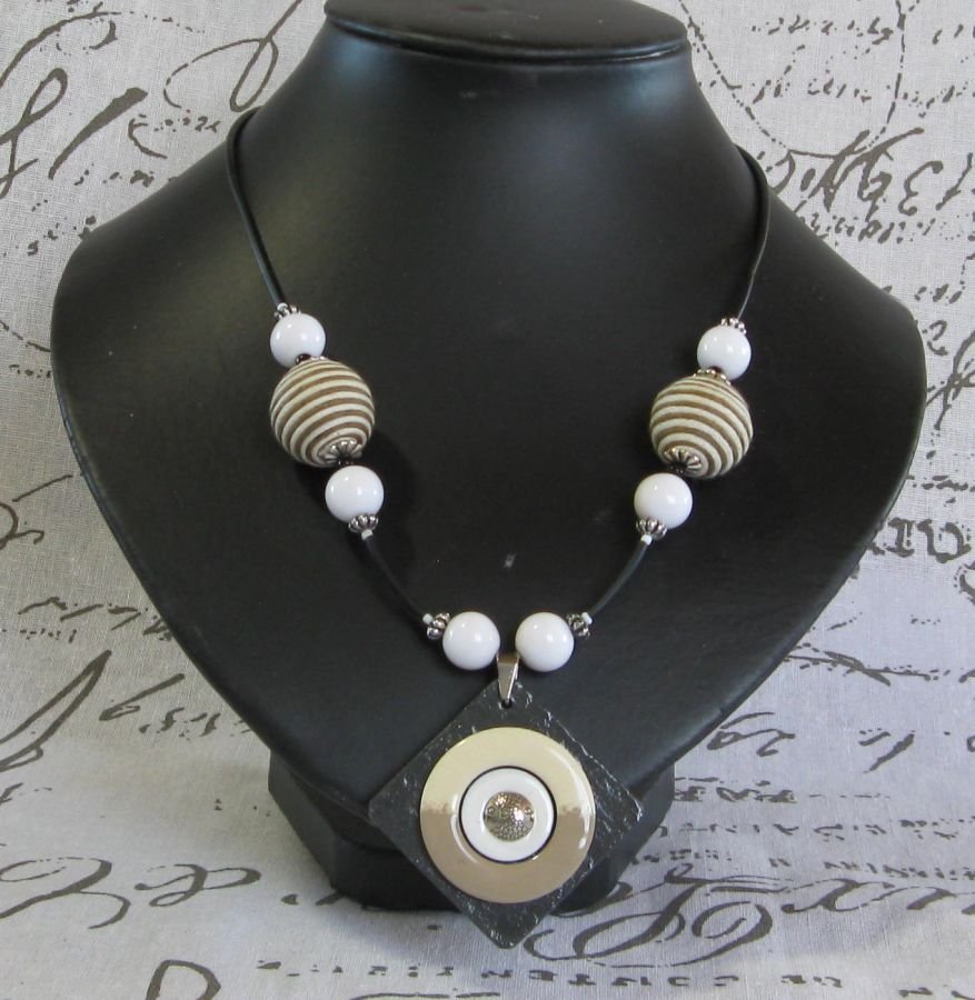 Gros Collier pour Femme en Ardoise Beige et BLanc, Création Unique