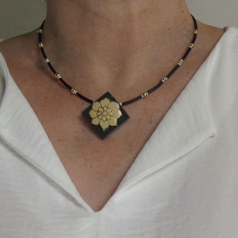 Ciondolo per collana in ardesia da donna con fiore ecru su cordoncino in silicone nero, creazione unica