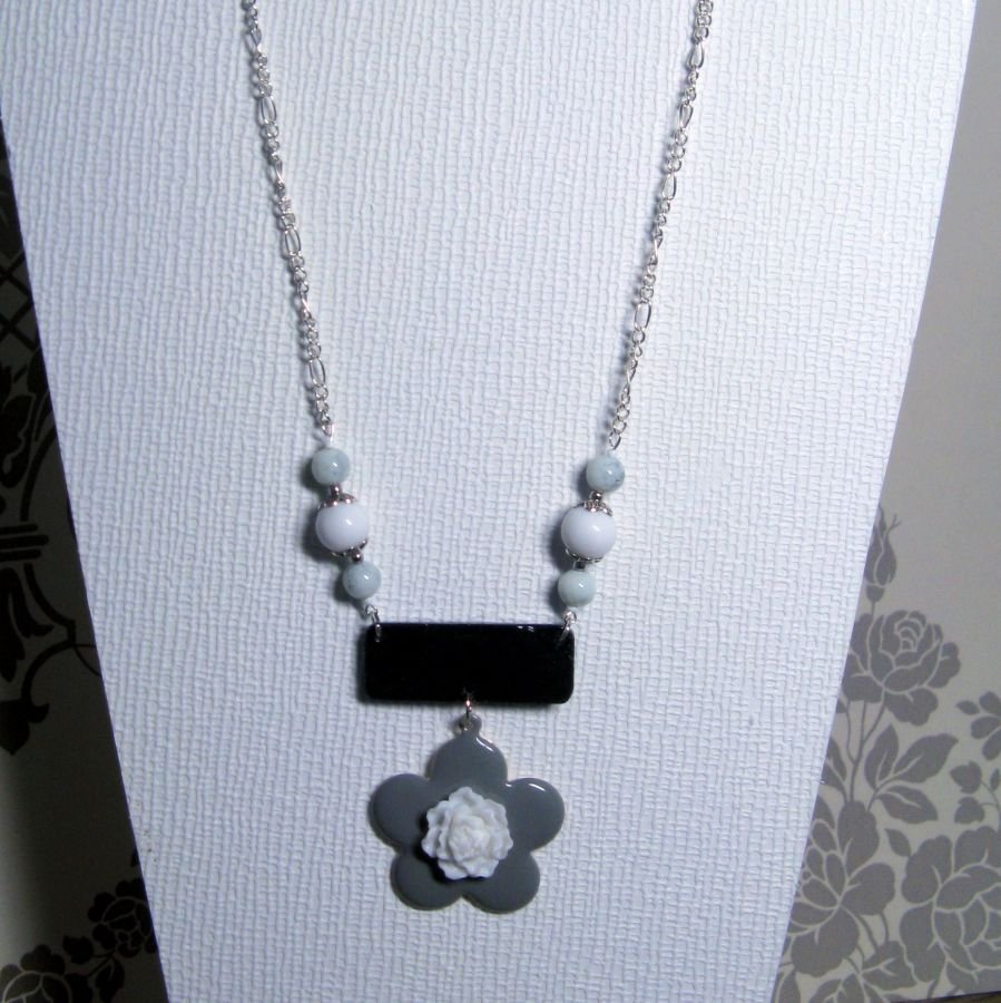 collier fleur grise emaillé et blanche en résine