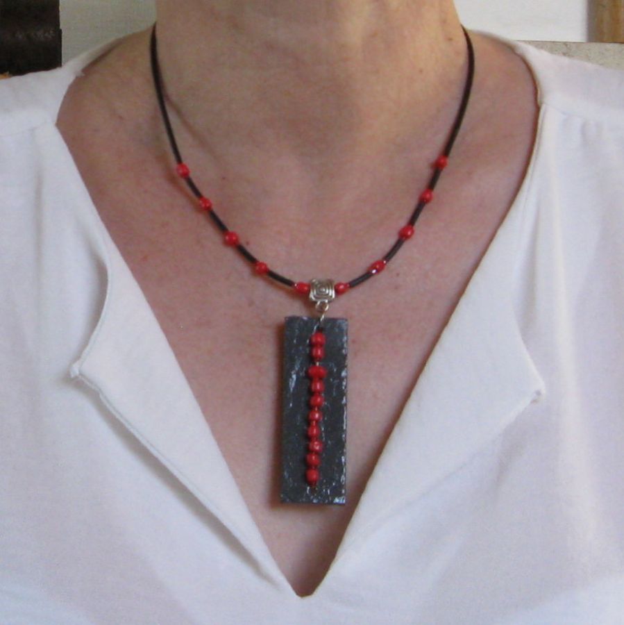 Collana da donna in ardesia e perle rosse montate su un cordoncino di silicone nero, creazione unica