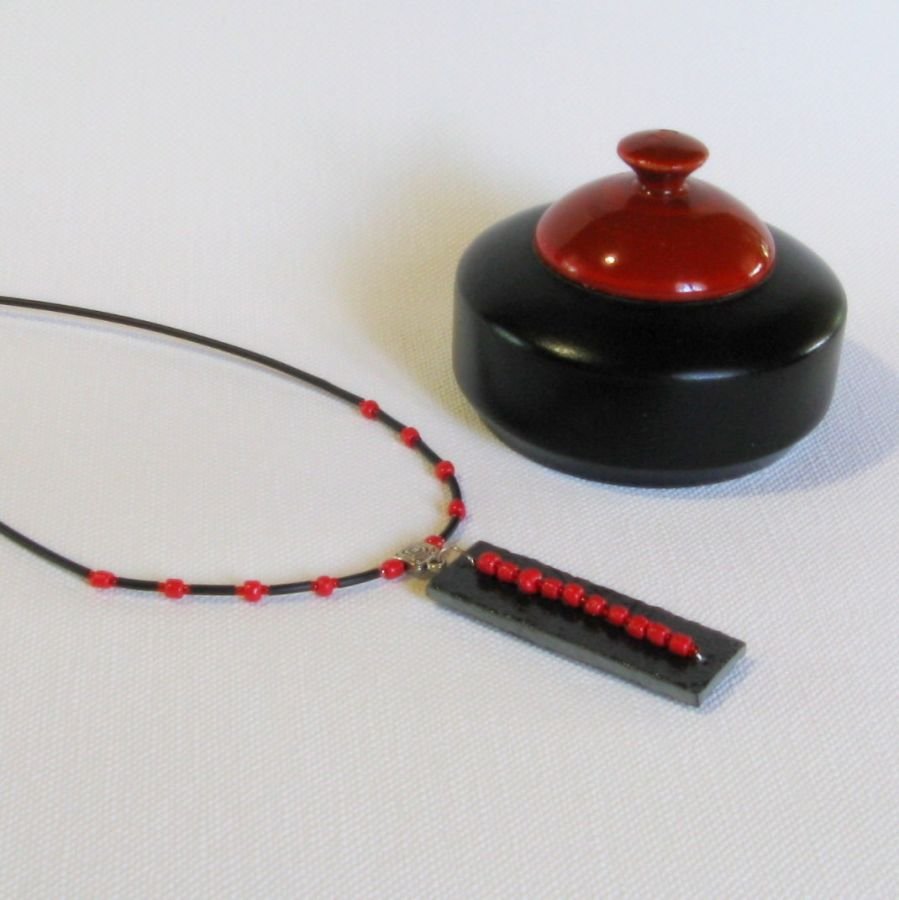 Collana da donna in ardesia e perle rosse montate su un cordoncino di silicone nero, creazione unica