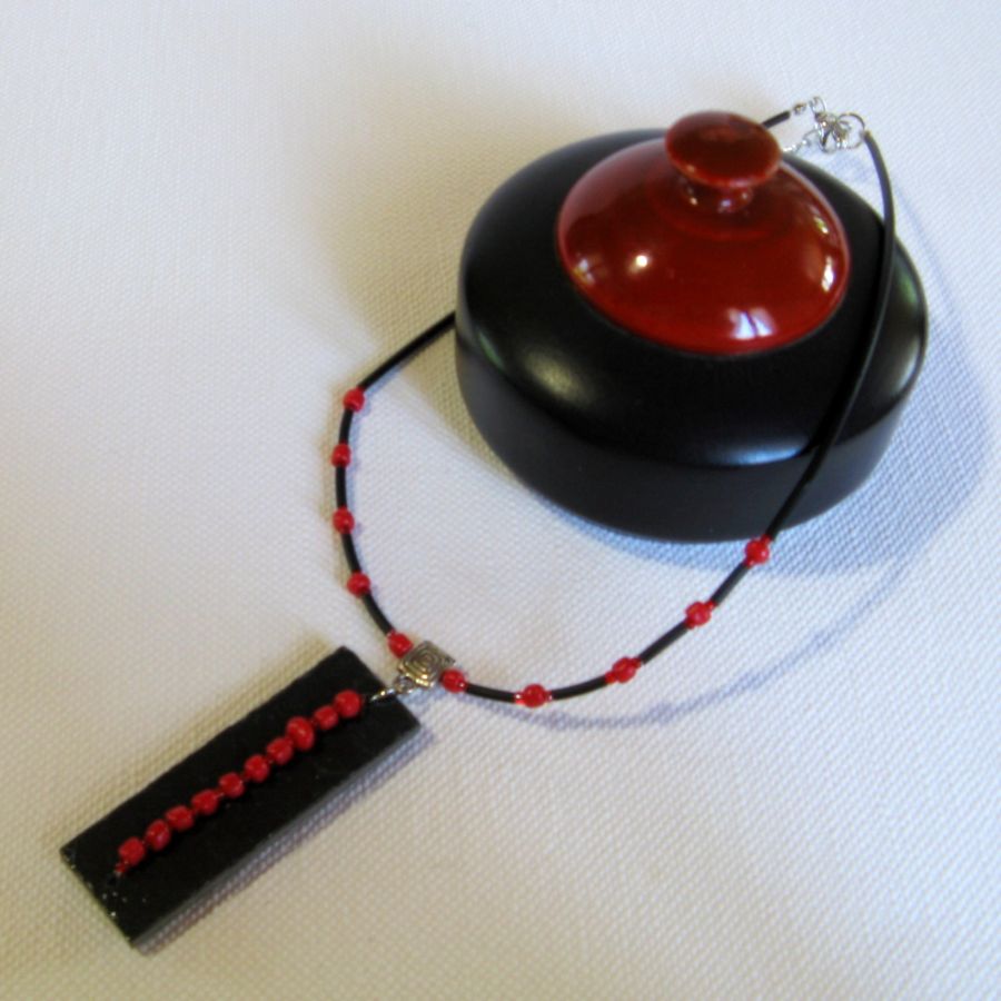 Collana da donna in ardesia e perle rosse montate su un cordoncino di silicone nero, creazione unica