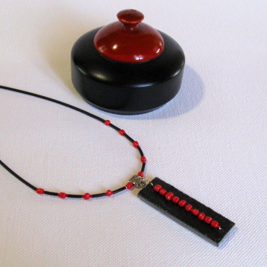 Collana da donna in ardesia e perle rosse montate su un cordoncino di silicone nero, creazione unica