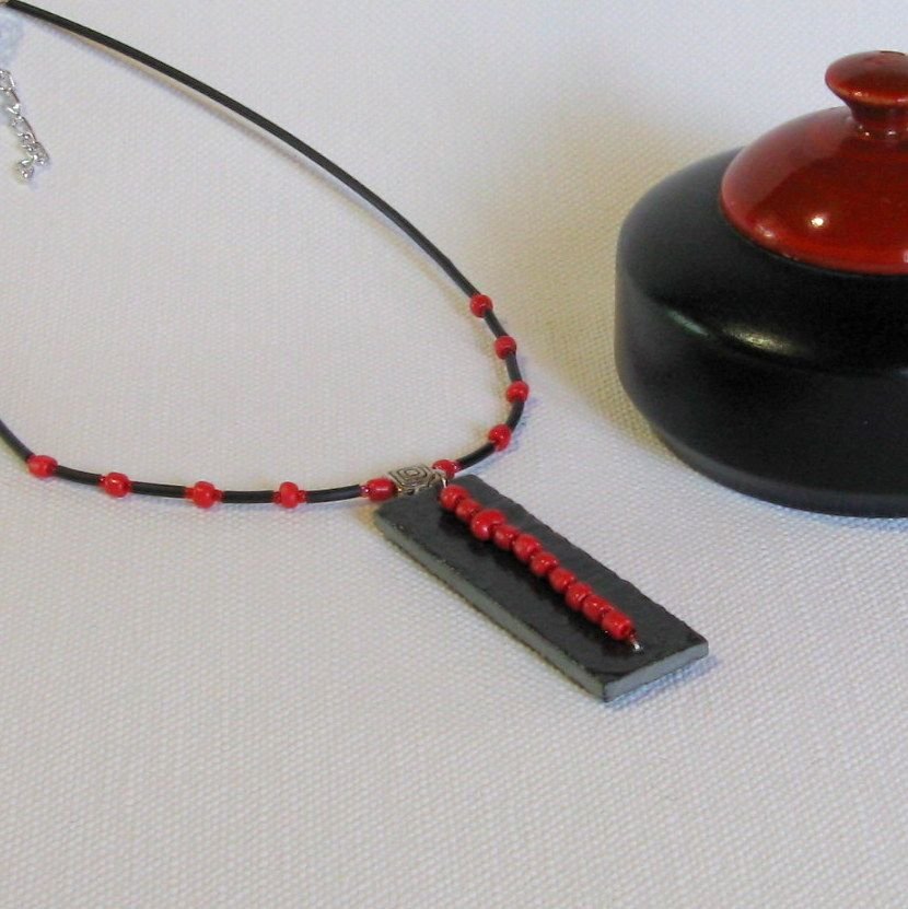 Collana da donna in ardesia e perle rosse montate su un cordoncino di silicone nero, creazione unica