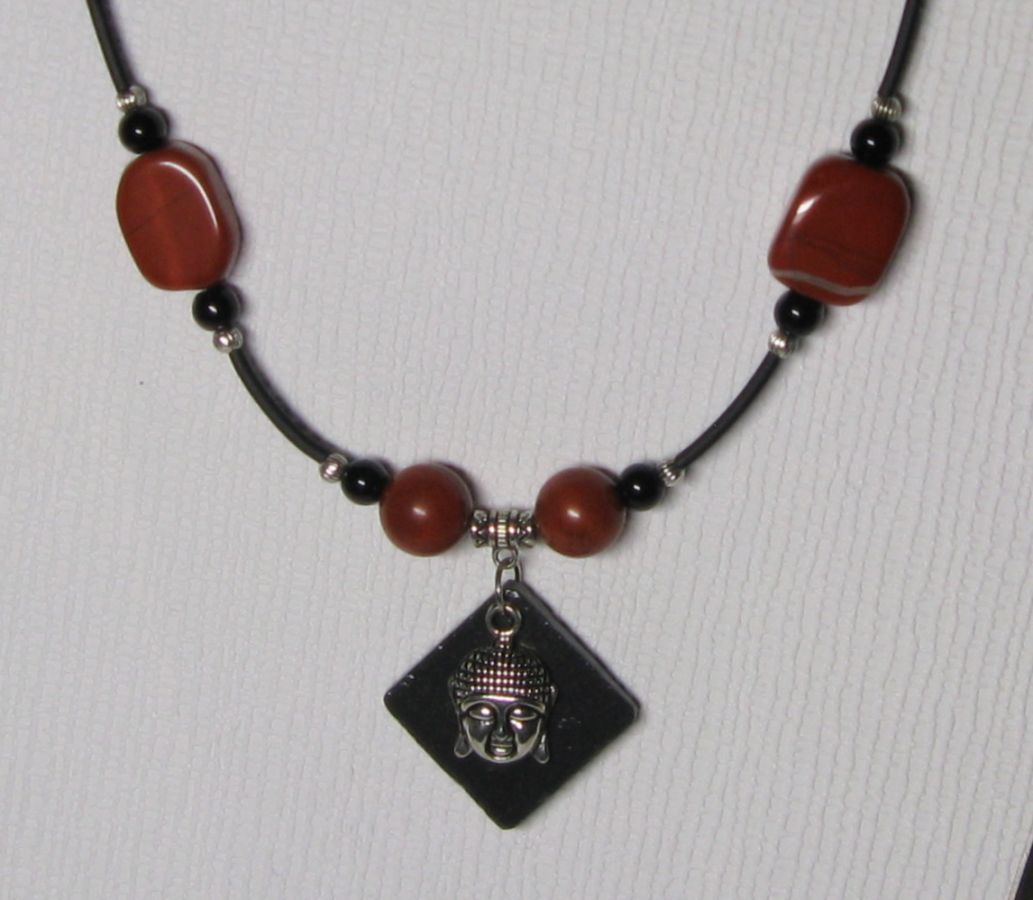 collier pendentif bouddha sur pvc et perles marron