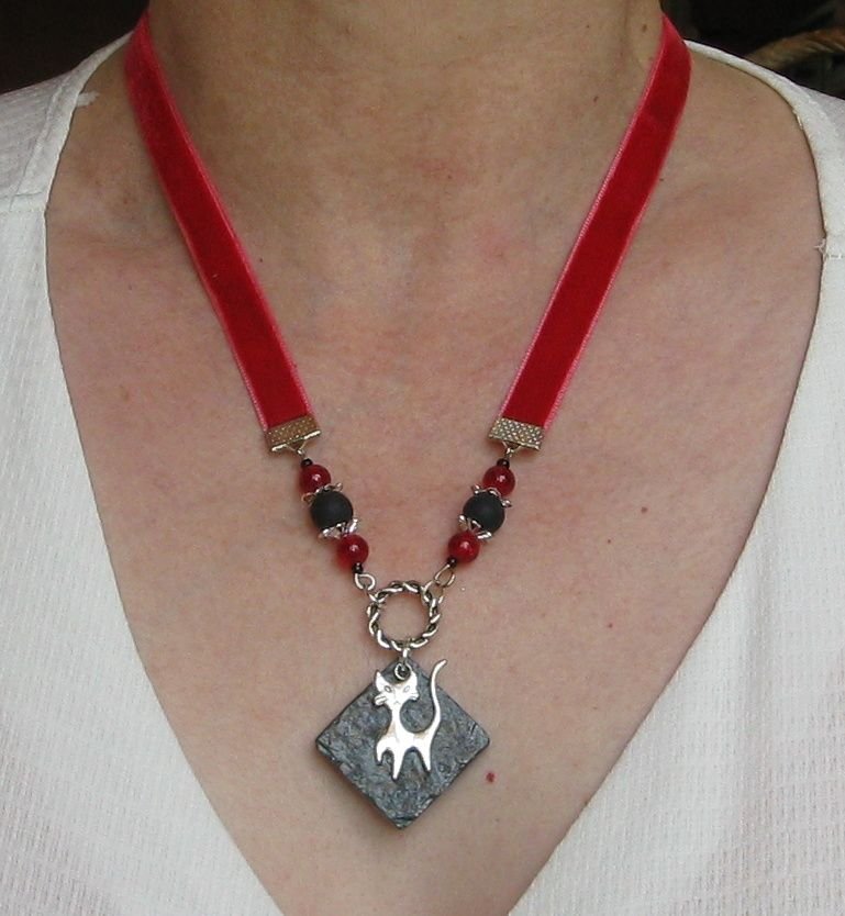 collier pendentif chat sur ardoise et velours rouge