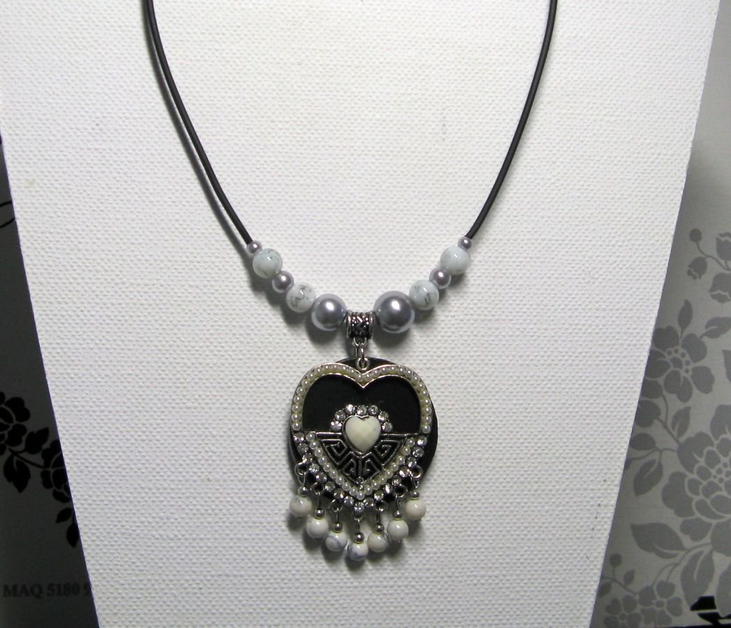 collier pendentif coeur métal argenté, strass et perles grises sur silicone noir style romantique