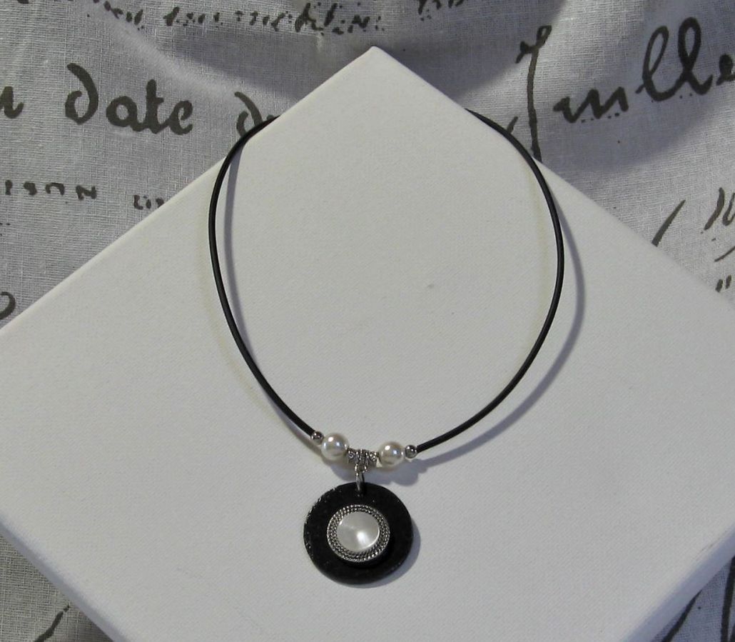 Collier  Pendentif pour Femme en Ardoise et Bouton Nacré Blanc sur Cordon Silicone Noir et Perles