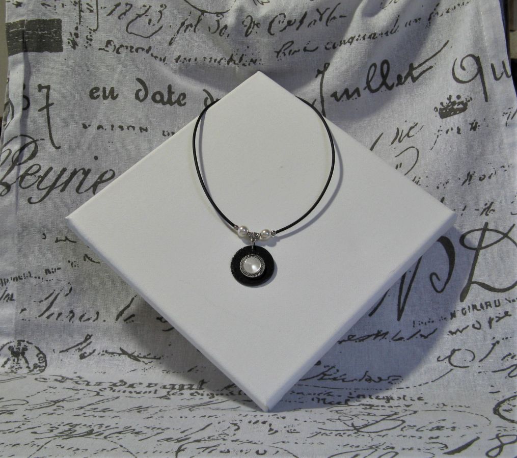 Collier  Pendentif pour Femme en Ardoise et Bouton Nacré Blanc sur Cordon Silicone Noir et Perles