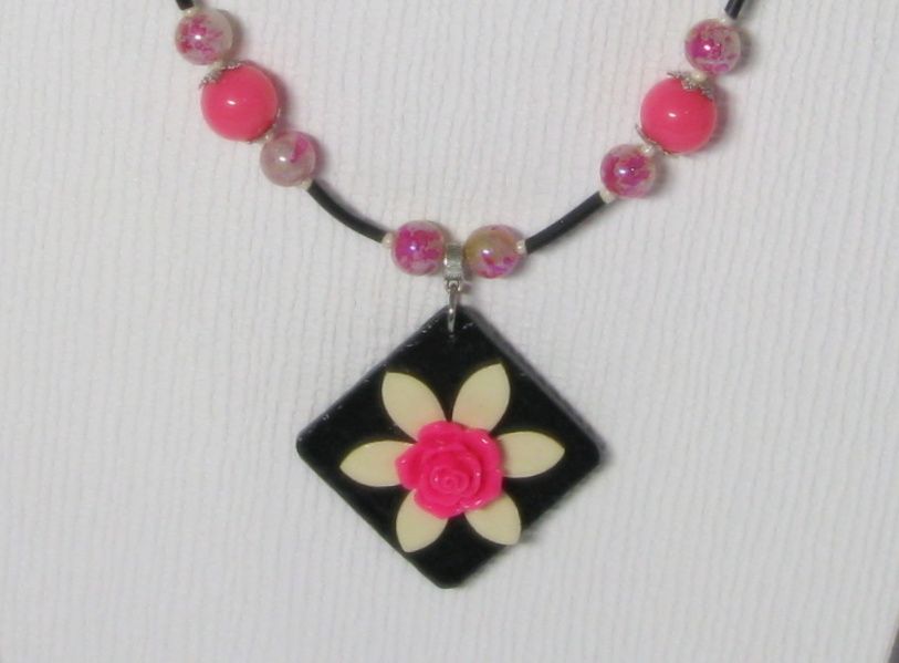 Collana in ardesia da donna con design floreale fucsia ed ecrù, creazione unica